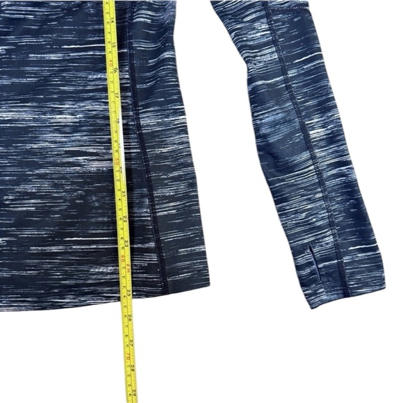 Woman’s Under Armour Gray and Black Fitted Long Sleeve Hoodie w/ thumb holes XS - Picture 8 of 14